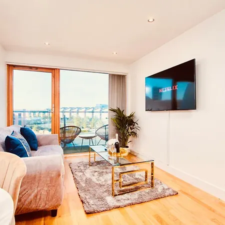 Apartment Deluxe Centre Apt Balcony & View & Free Parking